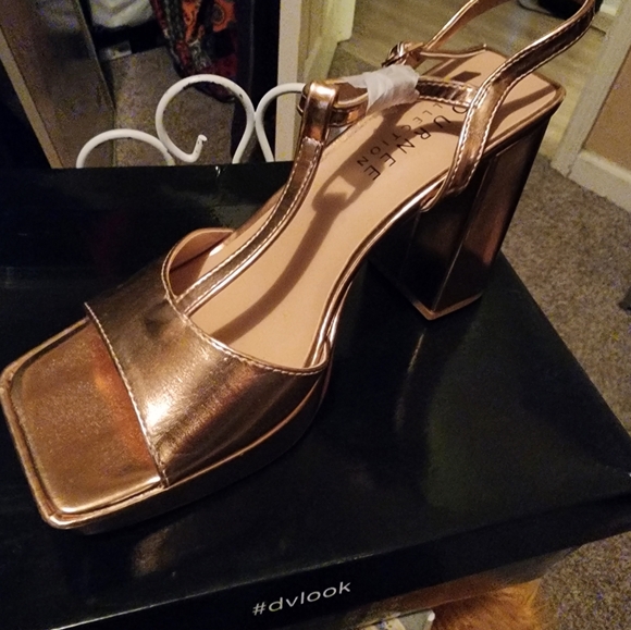 Shoes - Picture 4 of 8